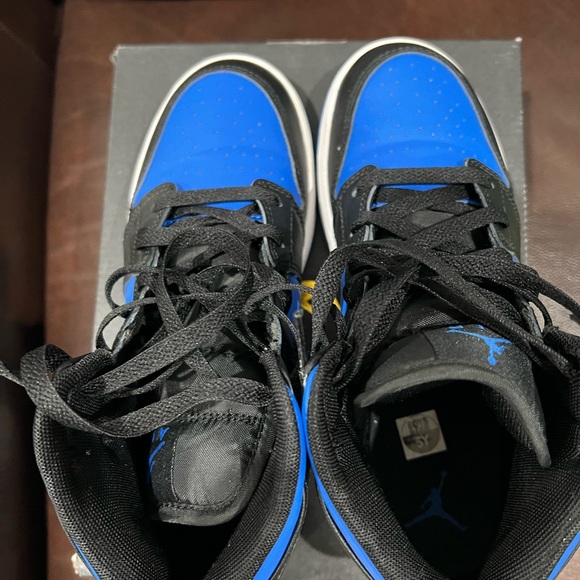 Nike boys Air Force sneakers! Barley worn, just out grown! Size 5. - Picture 2 of 4